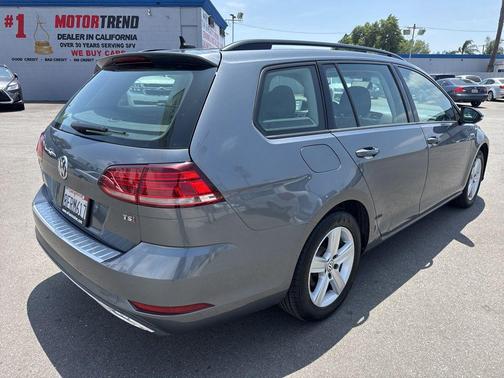 Platinum Gray Metallic 2018 Volkswagen Golf SportWagen TSI SE