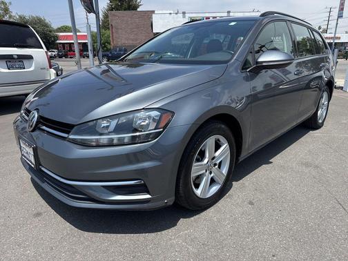 Platinum Gray Metallic 2018 Volkswagen Golf SportWagen TSI SE