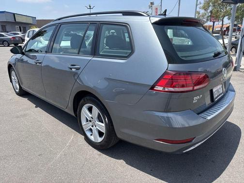 Platinum Gray Metallic 2018 Volkswagen Golf SportWagen TSI SE