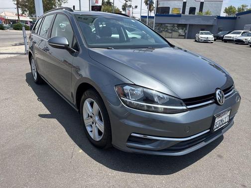 Platinum Gray Metallic 2018 Volkswagen Golf SportWagen TSI SE