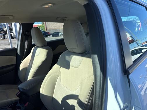 Bright White Clearcoat 2016 Jeep Cherokee Sport