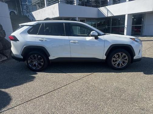 2022 Toyota RAV4 Hybrid XLE Premium