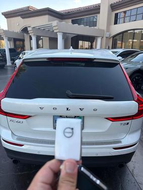 White 2018 Volvo XC60 T5 Momentum