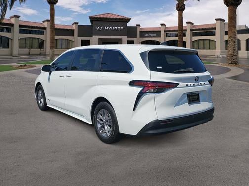 2021 Toyota Sienna LE