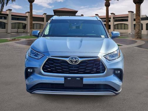 Moon Dust 2023 Toyota Highlander Platinum