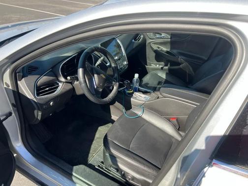 Silver Ice Metallic 2018 Chevrolet Malibu LT