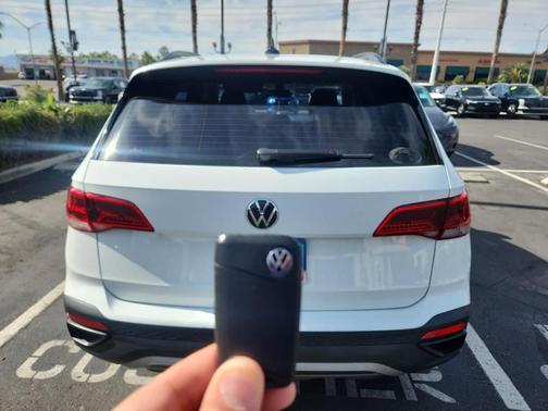 Pure White 2022 Volkswagen Taos 1.5T S
