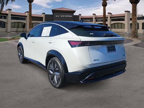 2 Tone White / Black Roof 2023 Nissan ARIYA ENGAGE