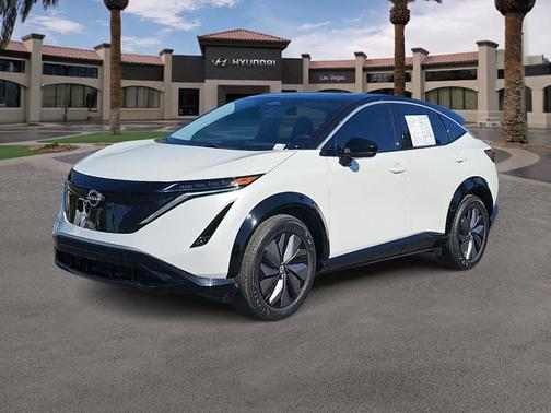 2 Tone White / Black Roof 2023 Nissan ARIYA ENGAGE