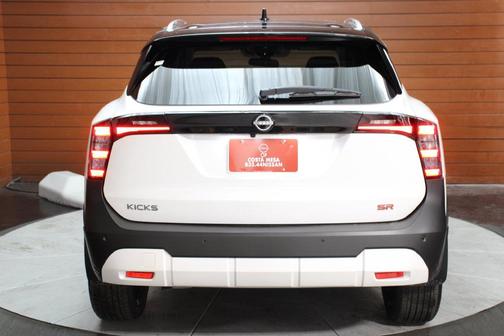 Aspen White Tricoat/Super Black 2026 Nissan Kicks SR