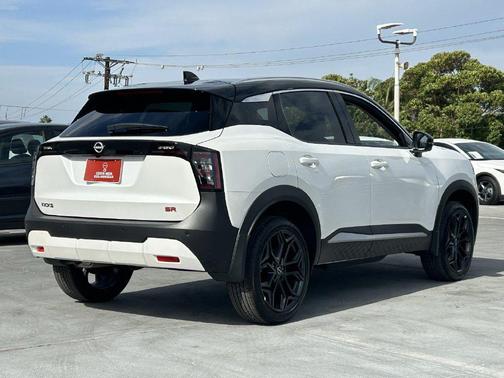 Aspen White Tricoat/Super Black 2026 Nissan Kicks SR