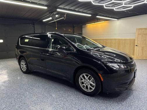 Brilliant Black Crystal Pearlcoat 2022 Chrysler Voyager LX