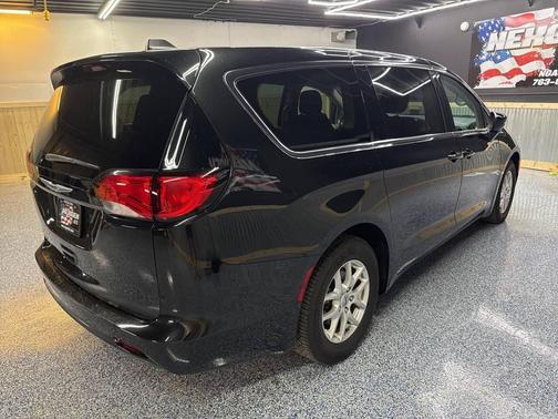 Brilliant Black Crystal Pearlcoat 2022 Chrysler Voyager LX