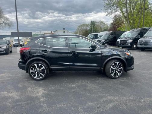 Black 2018 Nissan Rogue Sport SL