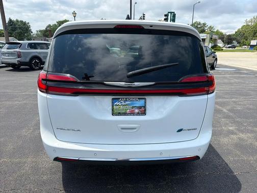 White 2023 Chrysler Pacifica Hybrid Limited