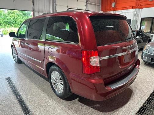 2013 Chrysler Town & Country Touring-L