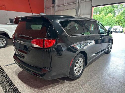 Brilliant Black Crystal Pearlcoat 2023 Chrysler Voyager LX