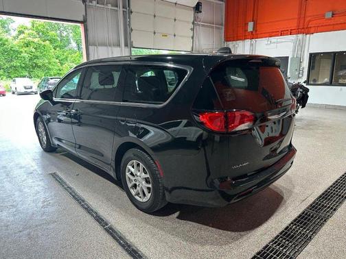 Brilliant Black Crystal Pearlcoat 2023 Chrysler Voyager LX