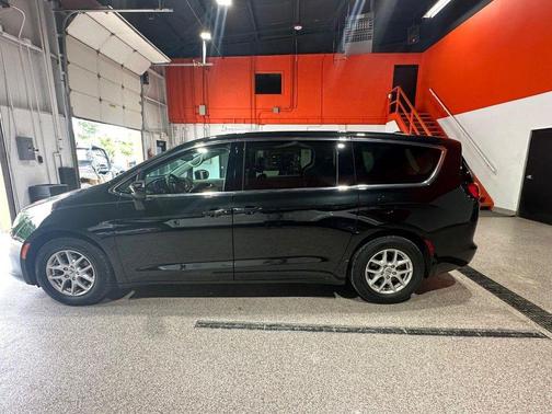 Brilliant Black Crystal Pearlcoat 2023 Chrysler Voyager LX