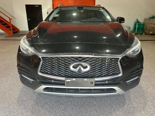 2017 INFINITI QX30 Premium