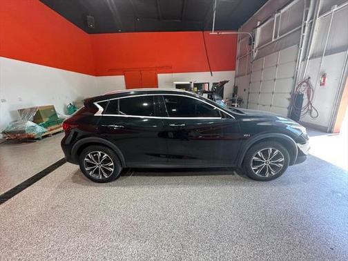 2017 INFINITI QX30 Premium