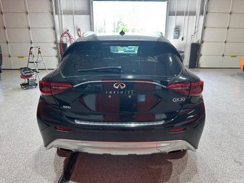 2017 INFINITI QX30 Premium