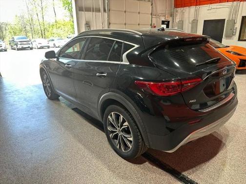 2017 INFINITI QX30 Premium