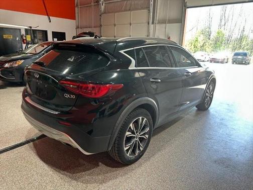 2017 INFINITI QX30 Premium