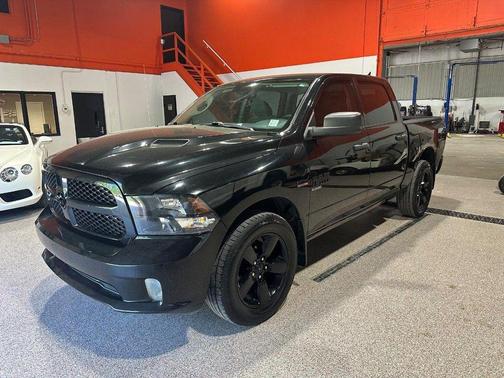 Brilliant Black Crystal Pearlcoat 2019 RAM 1500 Express