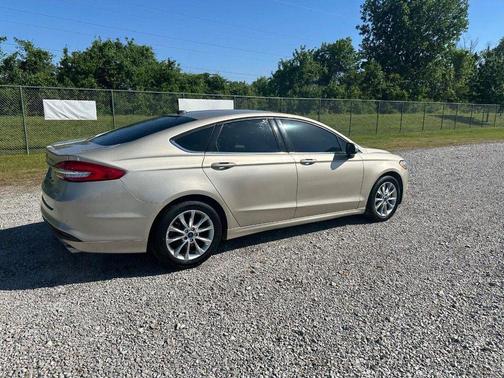 White Gold 2017 Ford Fusion SE