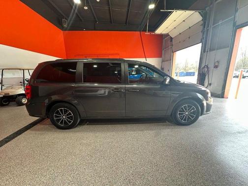 Granite Crystal Metallic Clearcoat 2018 Dodge Grand Caravan GT