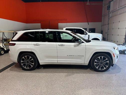 Bright White Clearcoat 2022 Jeep Grand Cherokee Overland