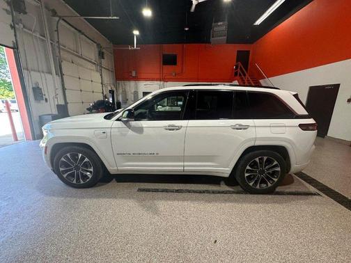 Bright White Clearcoat 2022 Jeep Grand Cherokee Overland