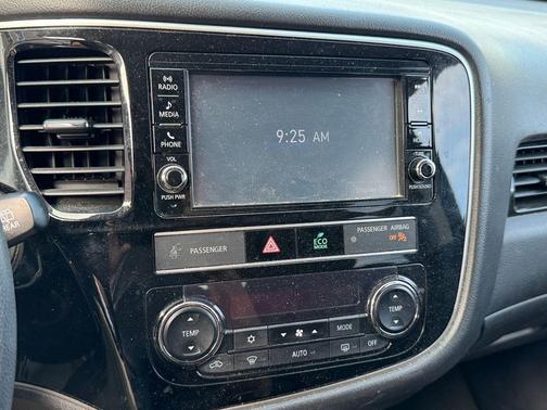 Labrador Black Metallic 2019 Mitsubishi Outlander ES