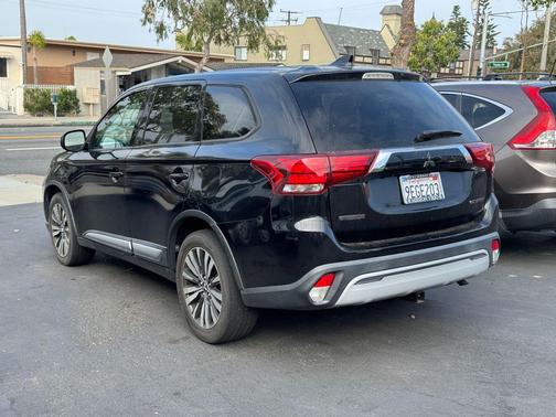 Labrador Black Metallic 2019 Mitsubishi Outlander ES