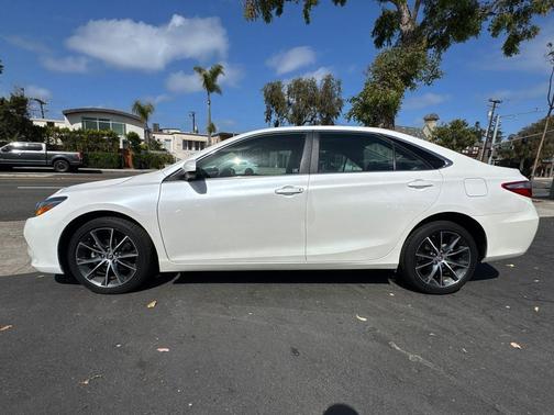 Blizzard Pearl 2016 Toyota Camry XSE