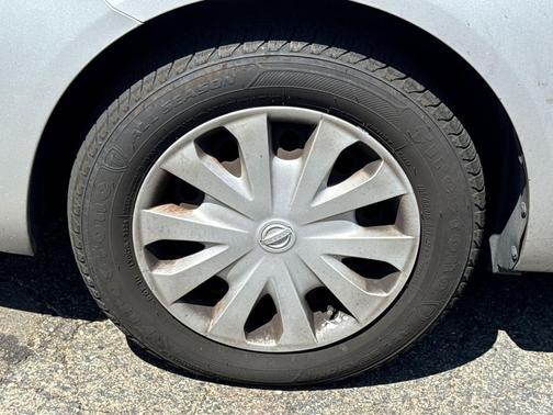 Brilliant Silver 2014 Nissan Versa 1.6 S+