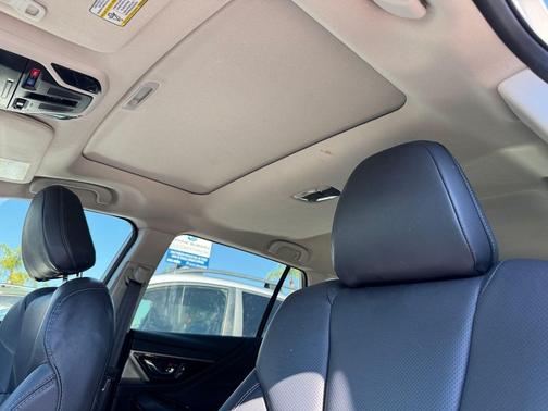 Crystal White Pearl 2022 Subaru Outback Limited XT