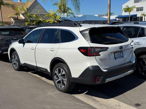 Crystal White Pearl 2022 Subaru Outback Limited XT