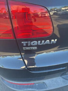 Deep Black Pearl Metallic 2017 Volkswagen Tiguan Limited 2.0T