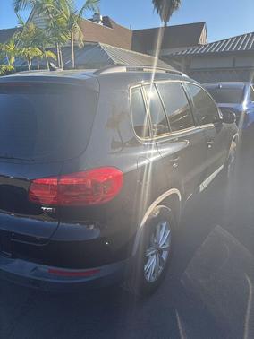 Deep Black Pearl Metallic 2017 Volkswagen Tiguan Limited 2.0T