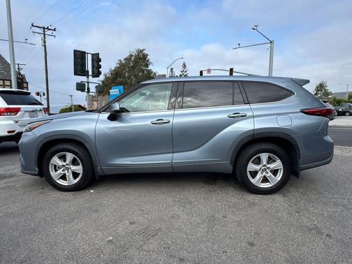 Moon Dust 2020 Toyota Highlander LE