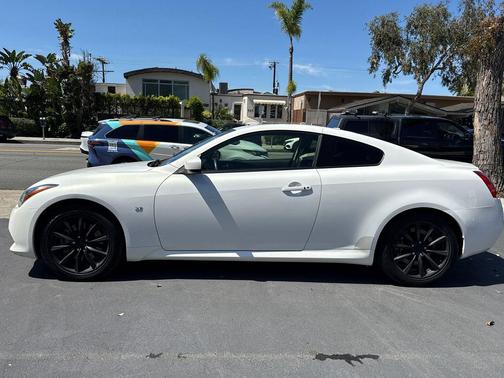 Moonlight White 2014 INFINITI Q60 Journey