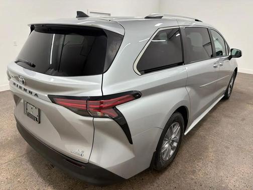 2021 Toyota Sienna LE