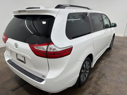 2018 Toyota Sienna LE