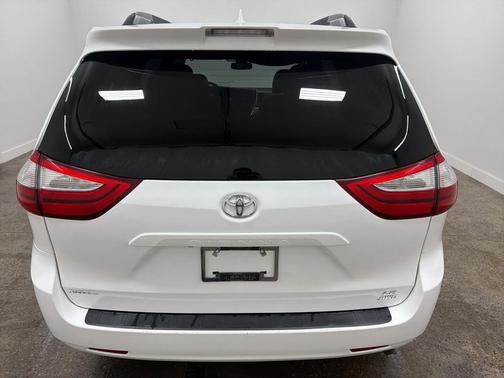 2018 Toyota Sienna LE
