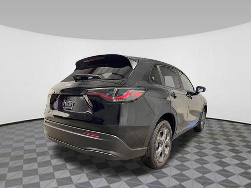 Crystal Black Pearl 2027 Honda HR-V LX