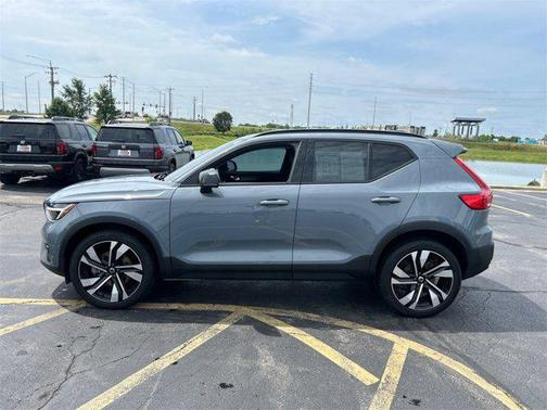 2023 Volvo XC40 B5 Plus Dark Theme