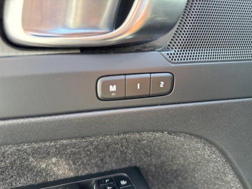2023 Volvo XC40 B5 Plus Dark Theme