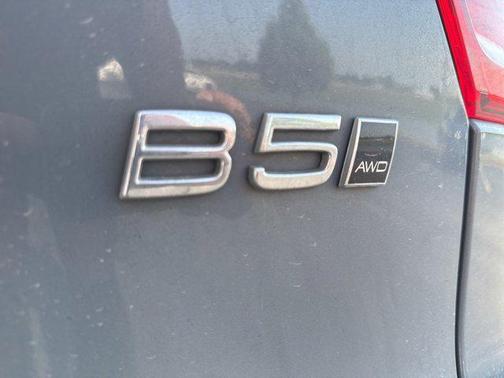 2023 Volvo XC40 B5 Plus Dark Theme